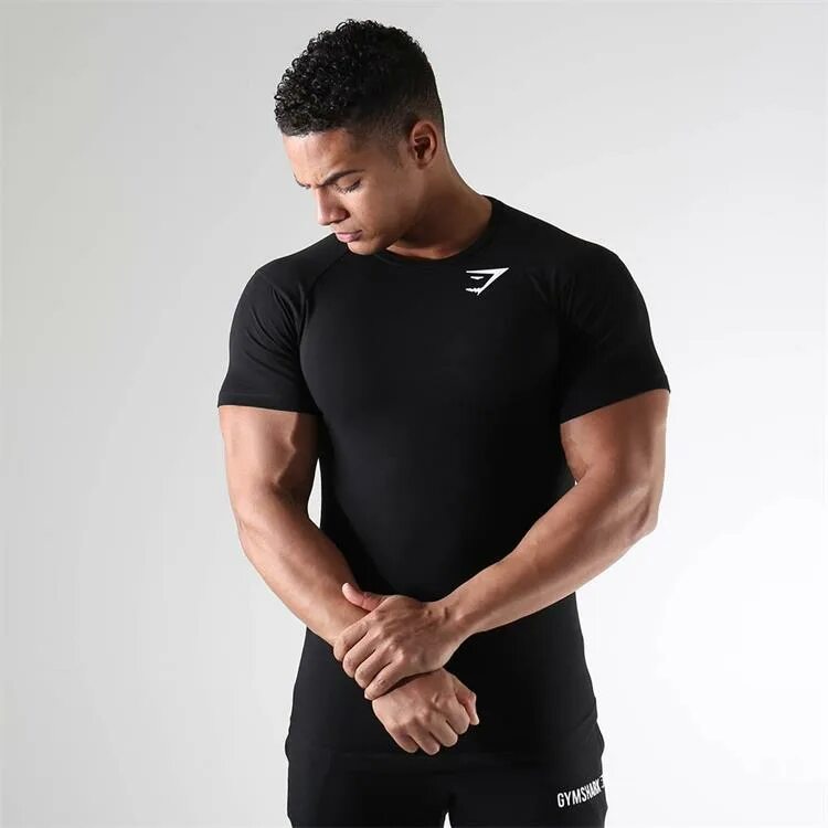 Качки в футболках. Gymshark футболка Dry. Накаченный мужчина в футболке. Качок в черной футболке. Футболка мужская чёрная спортивная.