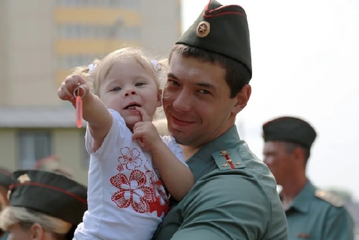 Семья офицеров. Семья военного. Семья военнослужащего. Дети военнослужащих. Военный с ребенком.