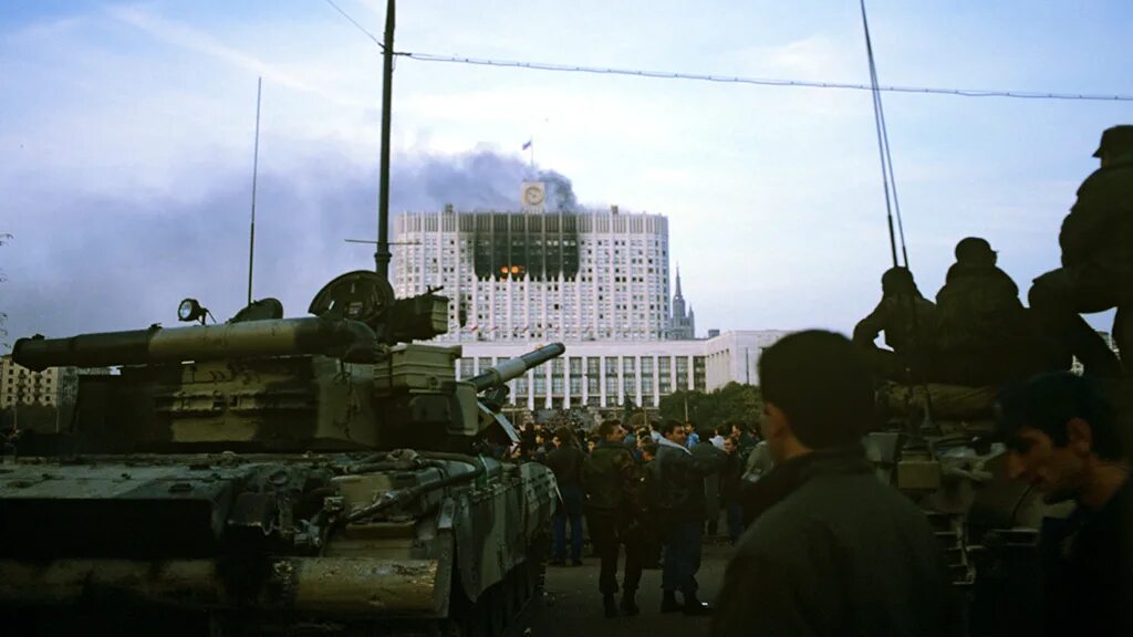 В 1993 россия становится. Штурм белого дома 1993. Штурм дома советов 1993. Москва 1993 танки белый дом. Ельцин 1993 танки.