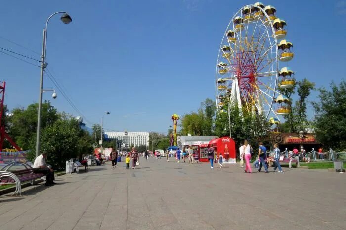 Тюмень парк аттракционов. Горсад Тюмень аттракционы. Парк аттракционов Тюмень цветной бульвар. Парк Горсад Тюмень. Цветной бульвар Тюмень аттракционы.