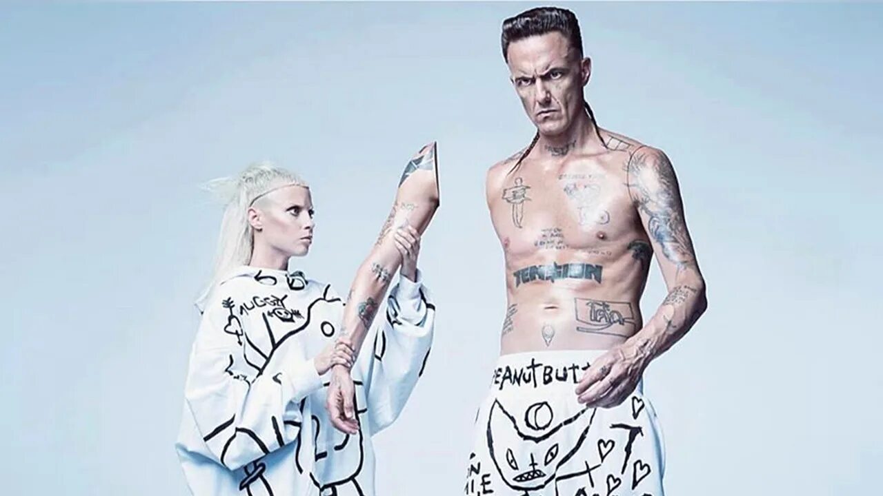 Группа die antwoord. Die antwoord скандал. Йоланди и ниндзя чаппи. Йоланди фиссер группа. Йоланди фиссер.