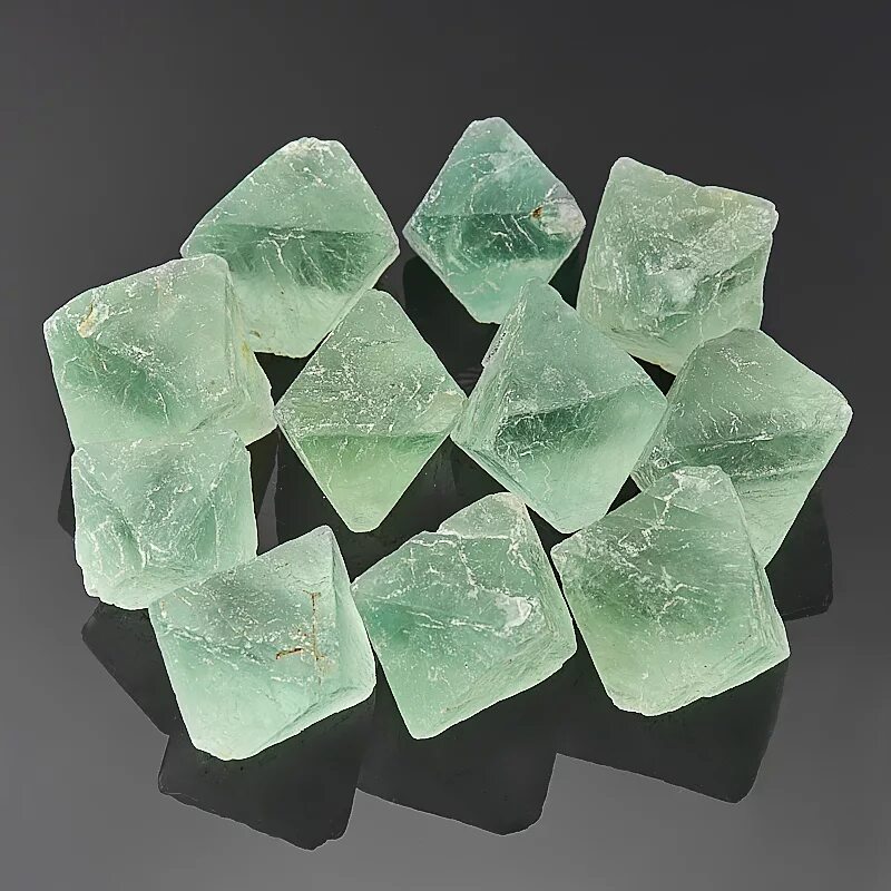 бледно зеленый камень. светло зеленый самоцвет. минерал авантюрин кристалл. зеленый прозрачный камень. камень светло-голубой (аквамарин).