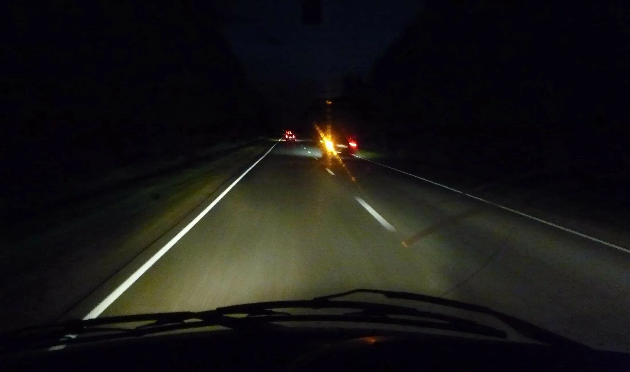 В темное время суток скорость встречного. Трасса ночь за рулем. Машина на трассе ночью. Ночью по трассе. Дорога ночью из машины на трассе.