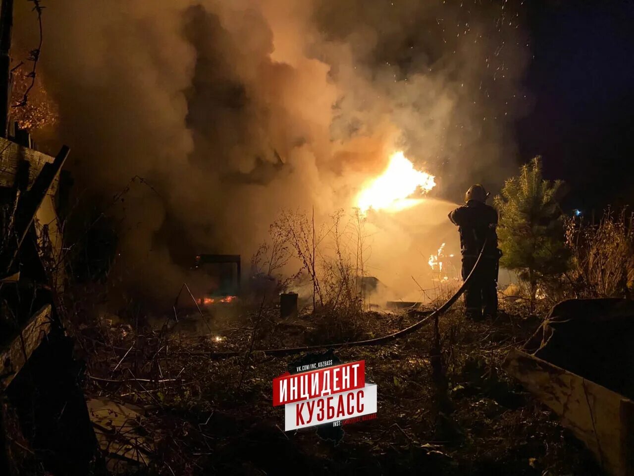 Сухой искитим. Пожар в Сухом Искитиме Кемерово. Кузбасс инцидент сгорел дом. Искитим пожар 29 октября. XV'4 горит.