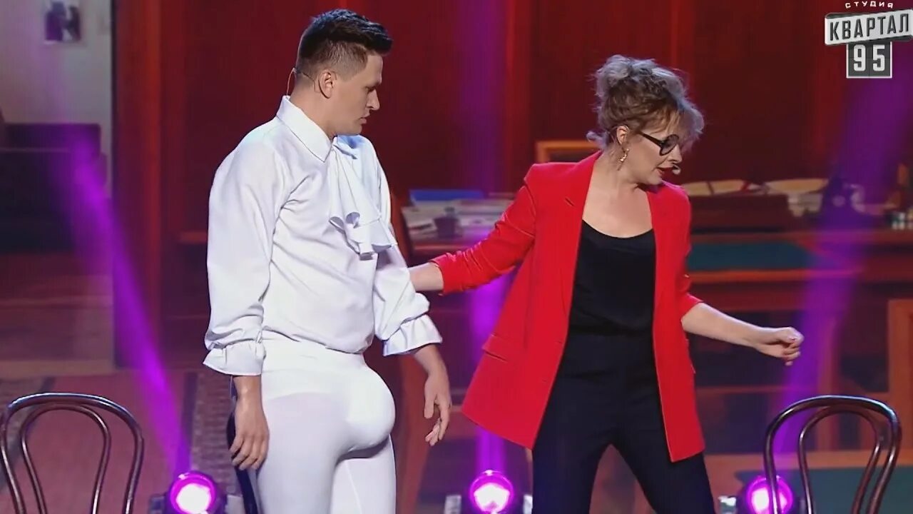 Видео про квартал. Квартал-95 сцены с бусиком. у балеруна встал на сцене. у балеруна встал.