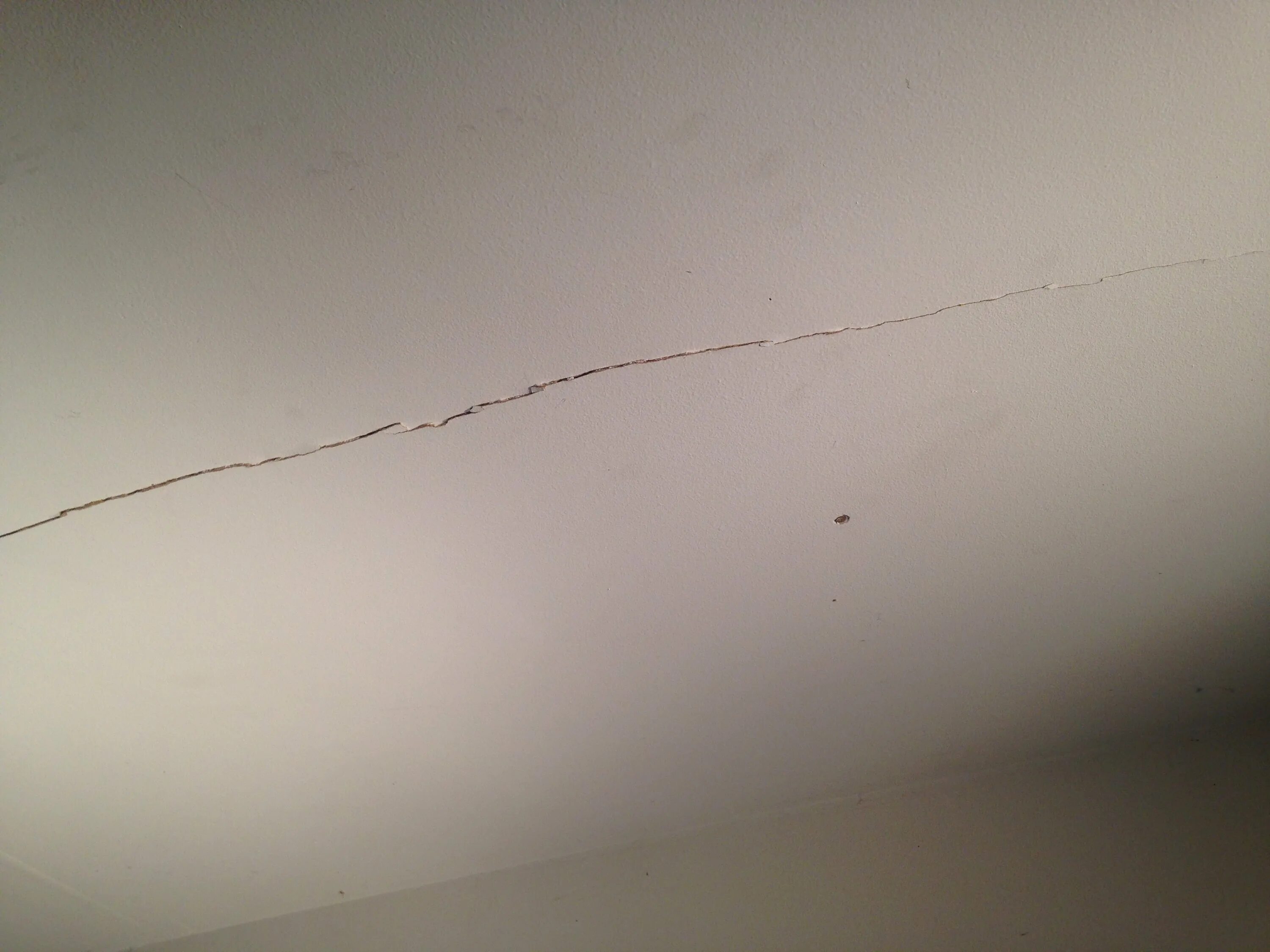 Трещина 15. Трещины на потолке. Трещины на потолке ГКЛ. Трещины на потолке из гипсокартона. Трещины на гипсокартоне.