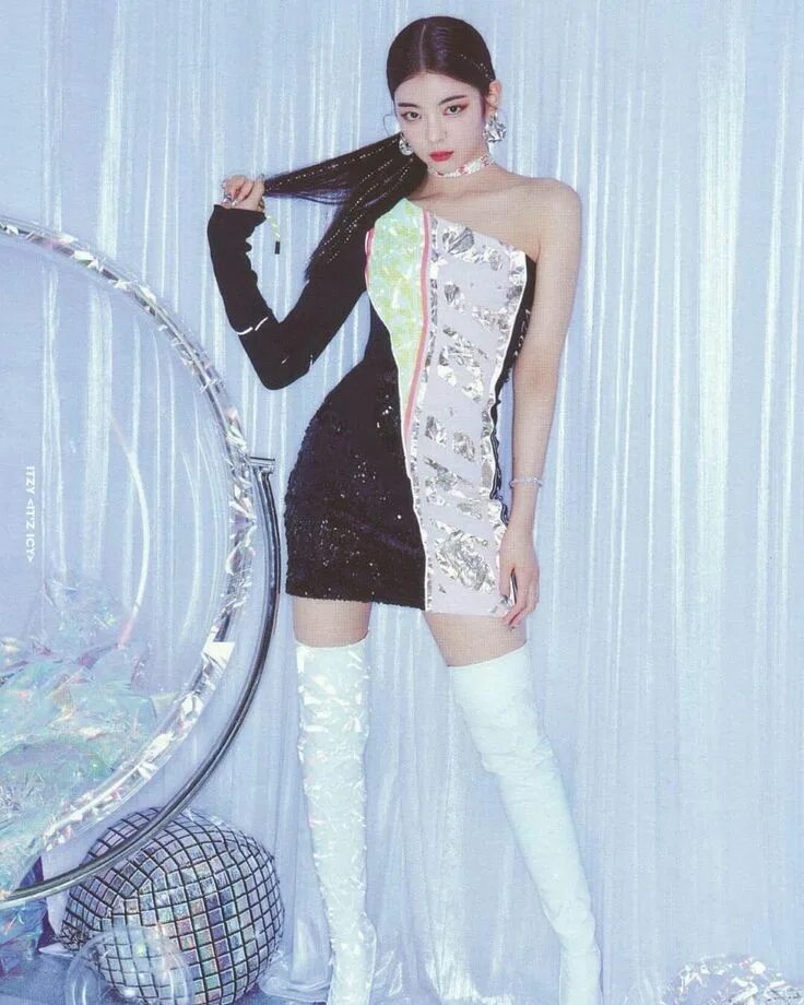Itzy mirror. Itzy icy lia. itzy лиа рост. yuna itzy в полный рост. lia itzy 2019.