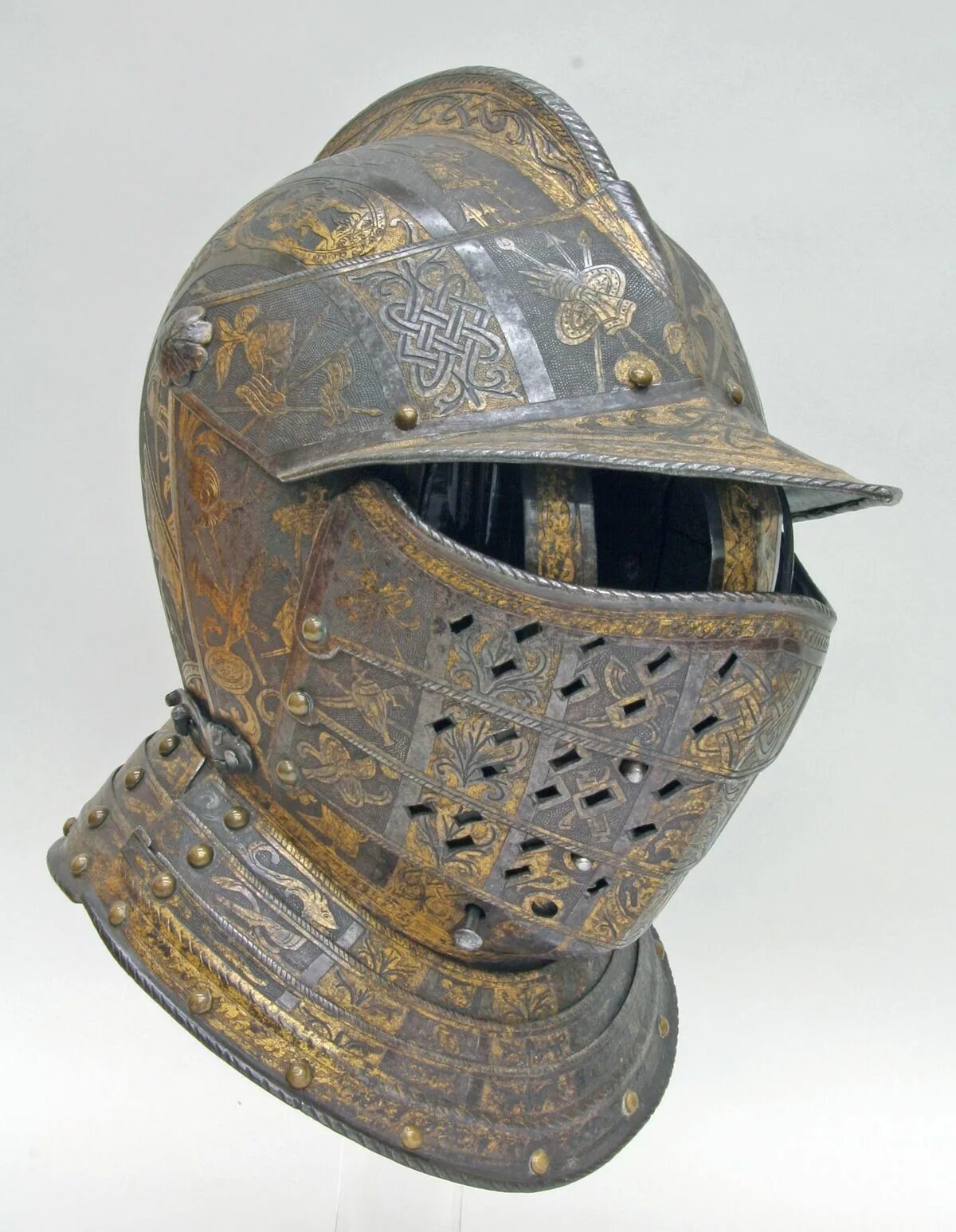 Шлем баварский средневековый. Доспехи бацинет. Гранд бацинет шлем. Савойский шлем.