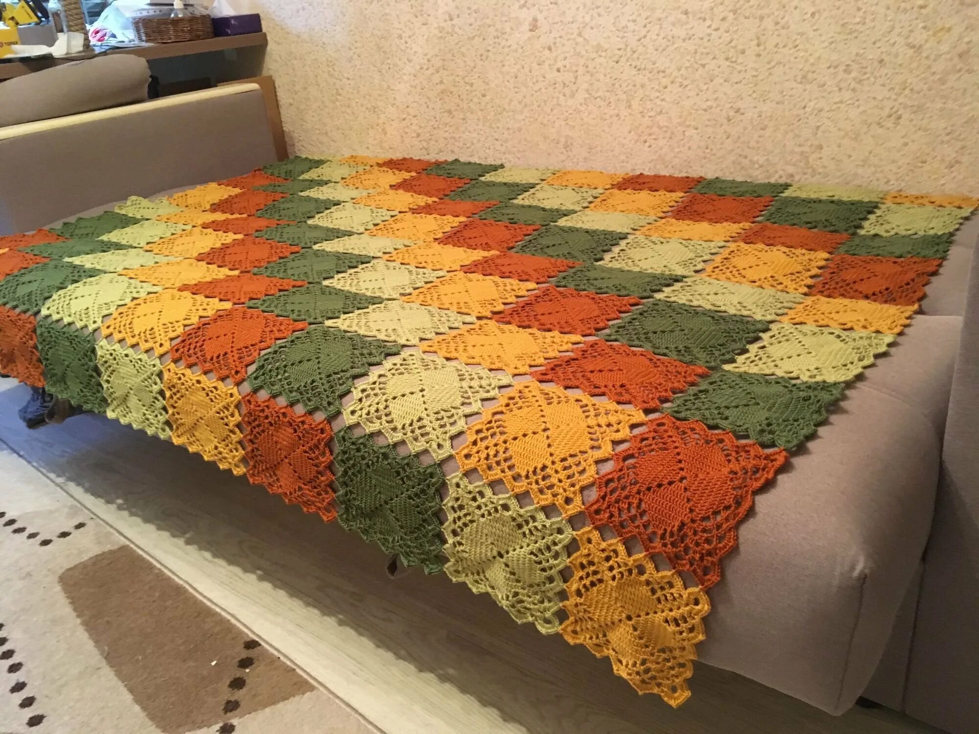 Плед трикотажный вязаный. Цветные пледы крючком. Мк вязание пледа. Плед из разноцветной пряжи. Вязаные пледы цветочные.