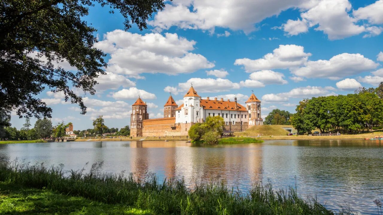 Мирский замок озеро. Несвиж и Мирский замок. Мирский замок пруд. Мирский замок Несвижский замок.