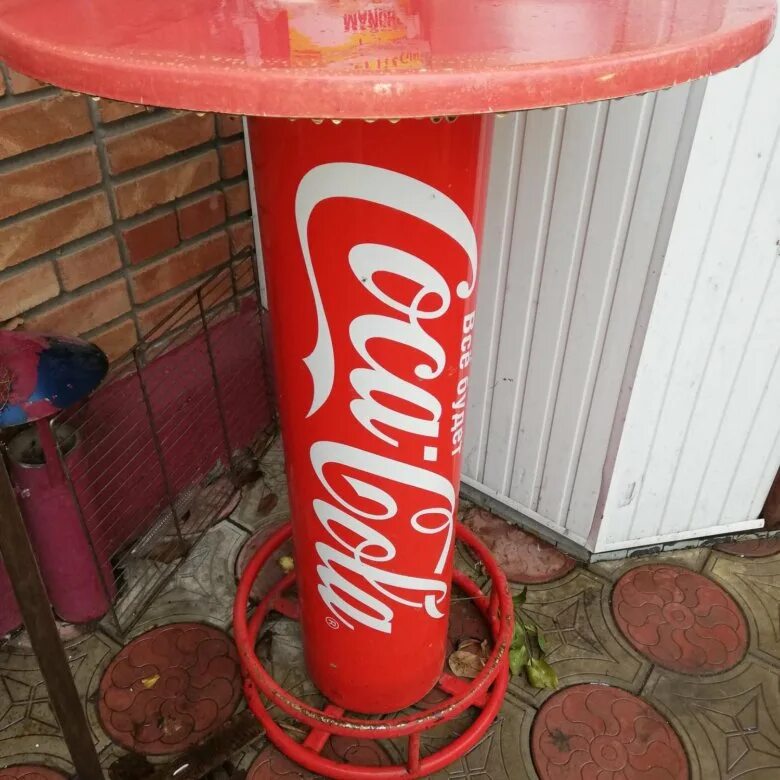 Зонт для кафе кока кола. Стол кока кола. Стулья кока кола. Кока-кола стол стул. Столик кока кола уличный.