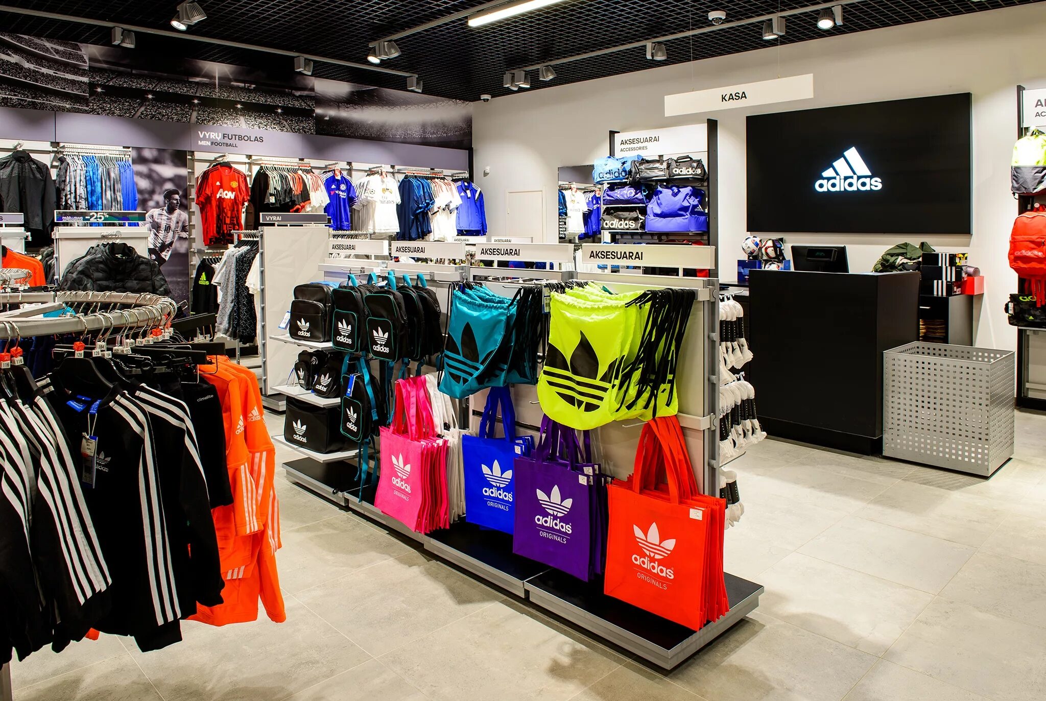 Магазины продажи спортивного. Adidas shop. Спортивные вещи. Магазин спортивной одежды. Спортивный магазин адидас.