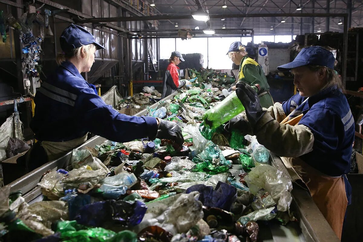 Пластик переработка. Утилизация пластика. Сортировщики ПЭТ бутылок. Утилизация пластиковых отходов.