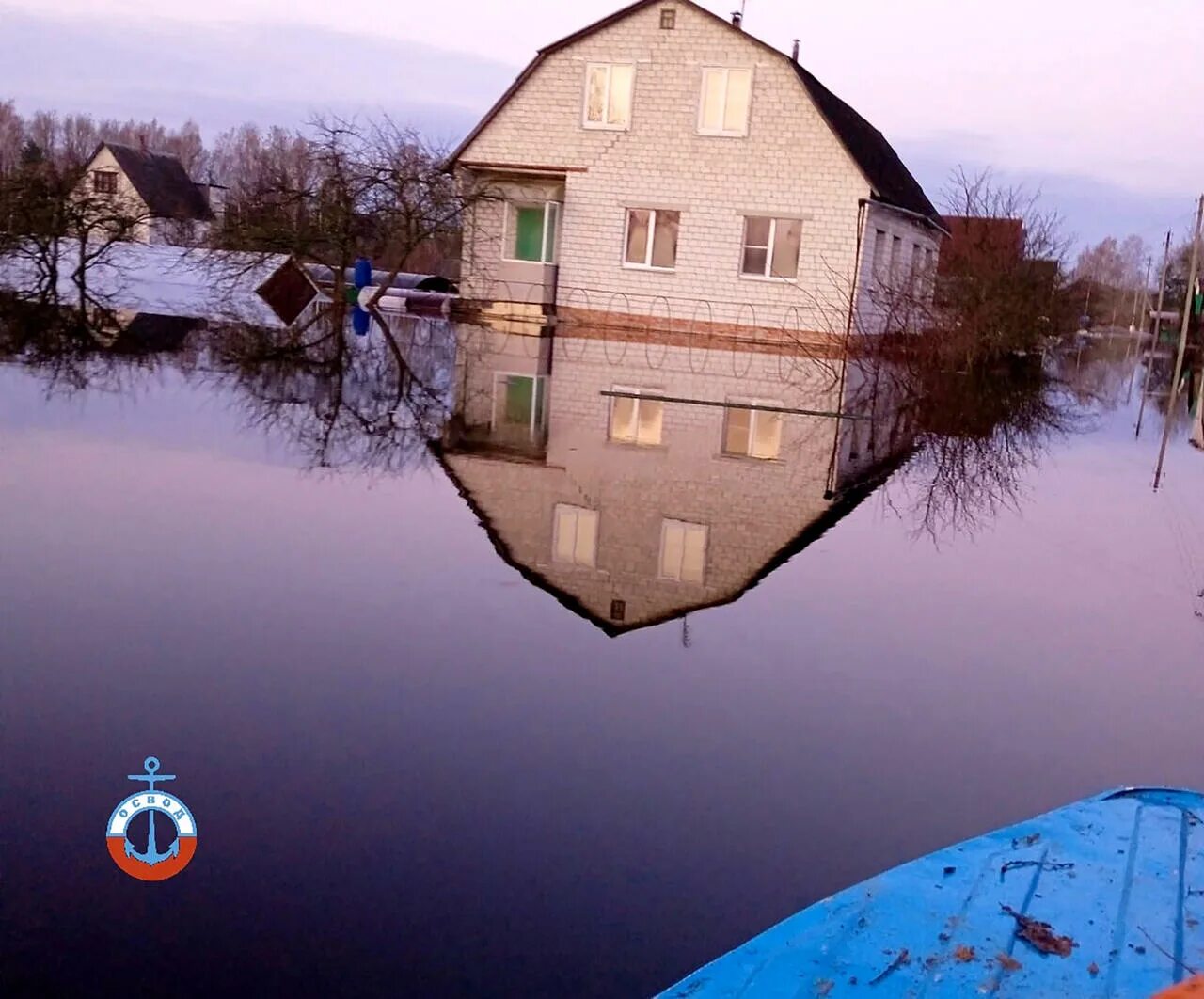 Паводок в беларуси 2024. Затопленный дом. Домик на воде. Наводнение. Дом под водой.