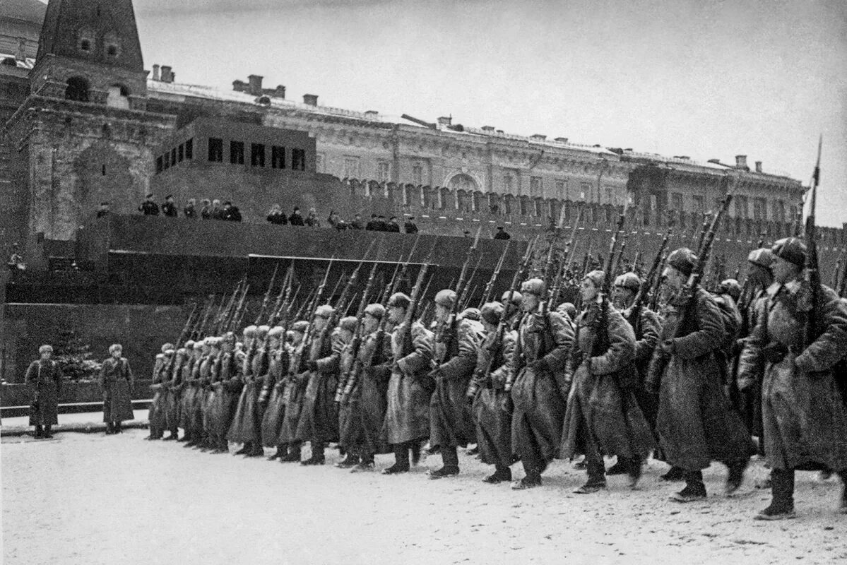 Каких городах проходил парад 7 ноября 1941. Парад на красной площади 1941 битва за москву. военный парад 7 ноября 1941 года в москве на красной площади. парад 7 ноября 1941. московский парад 7 ноября 1941 года.