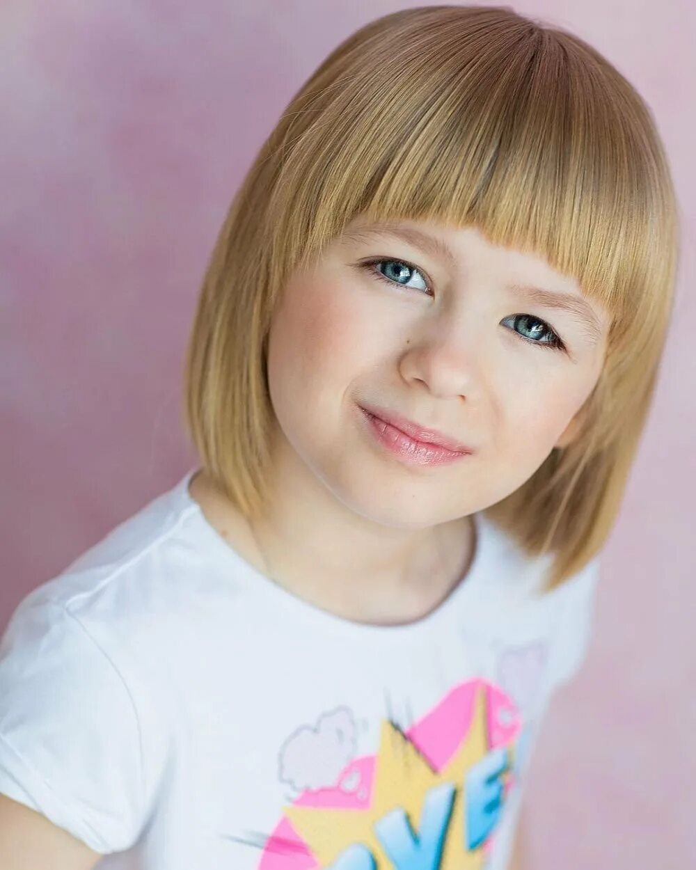 девочка короткая стрижка с челкой. каре с челкой. французская модель мари гриппон. стрижка каре на средние волосы с челкой децкие. девочка короткая стрижка с челкой.