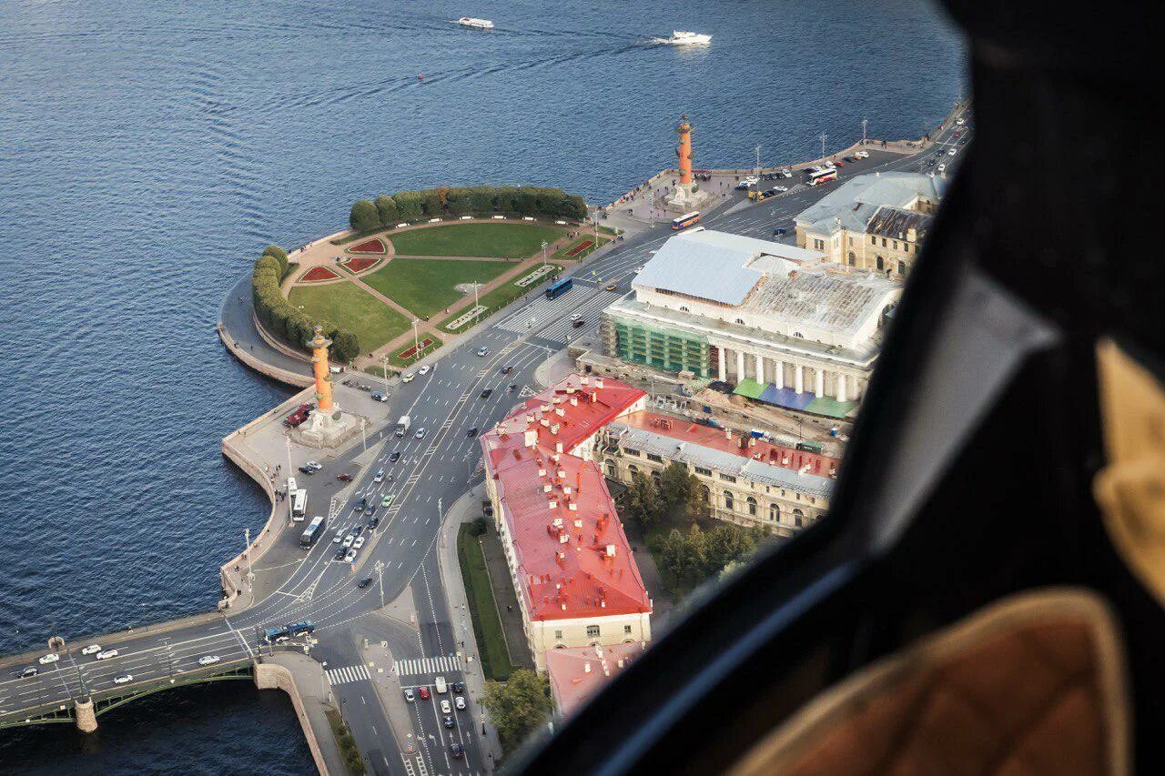 Вертолеты над санкт петербургом. Петропавловская крепость в Санкт-Петербурге. Васильевский остров Санкт-Петербург с вертолета. Петропавловская крепость обзорная экскурсия. Вертолетные экскурсии Петропавловская крепость.