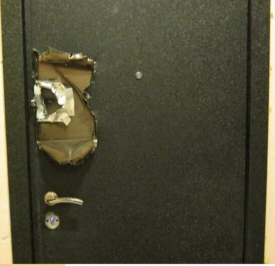 старая дверь в квартиру. дверь входная металлическая китайская 8202. межкомнатные двери цепляют коробку что делать. поцарапали дверь входную изнутри. дверь китайская е 40 м.