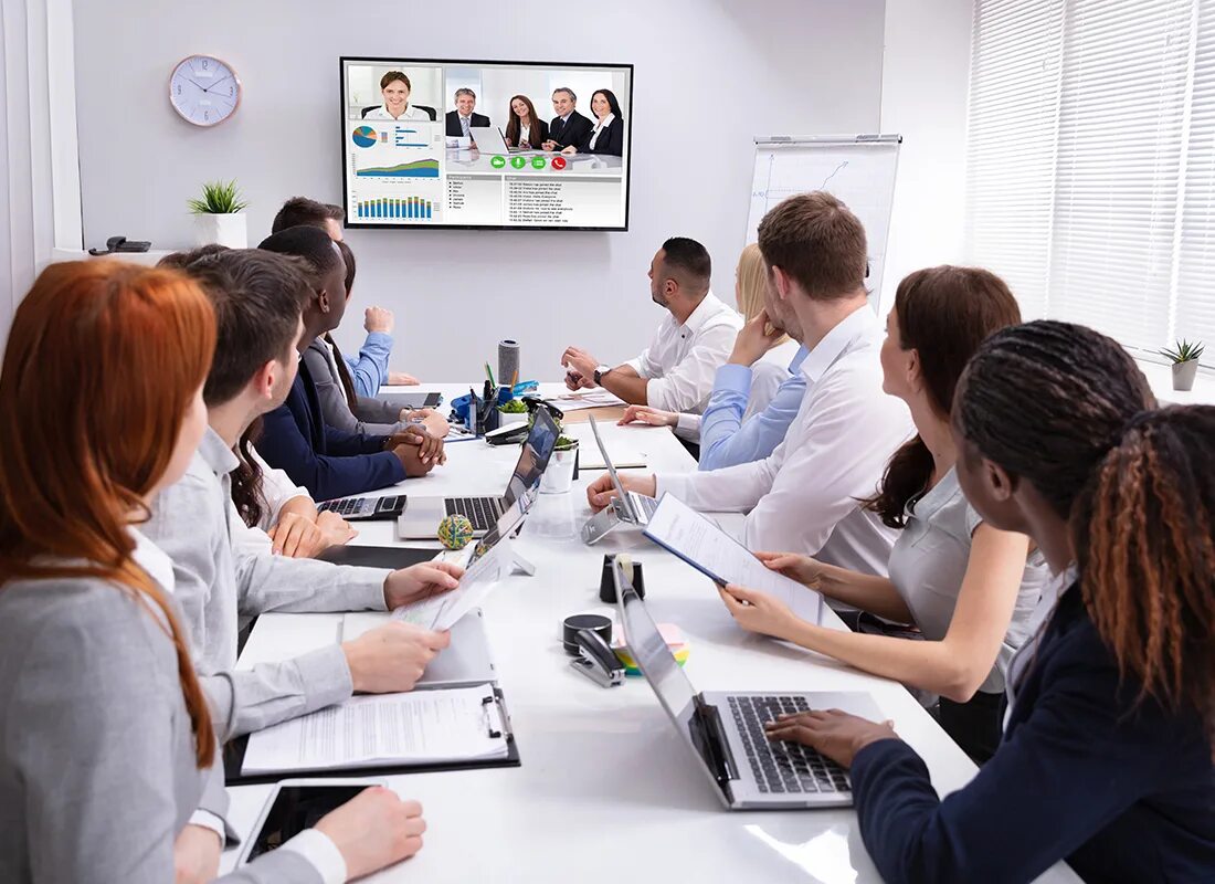 Много телевизоров. Видеоконференция в компании. Сервисы для длинных видео. Сервисы для длинных видео. Онлайн сервисы.