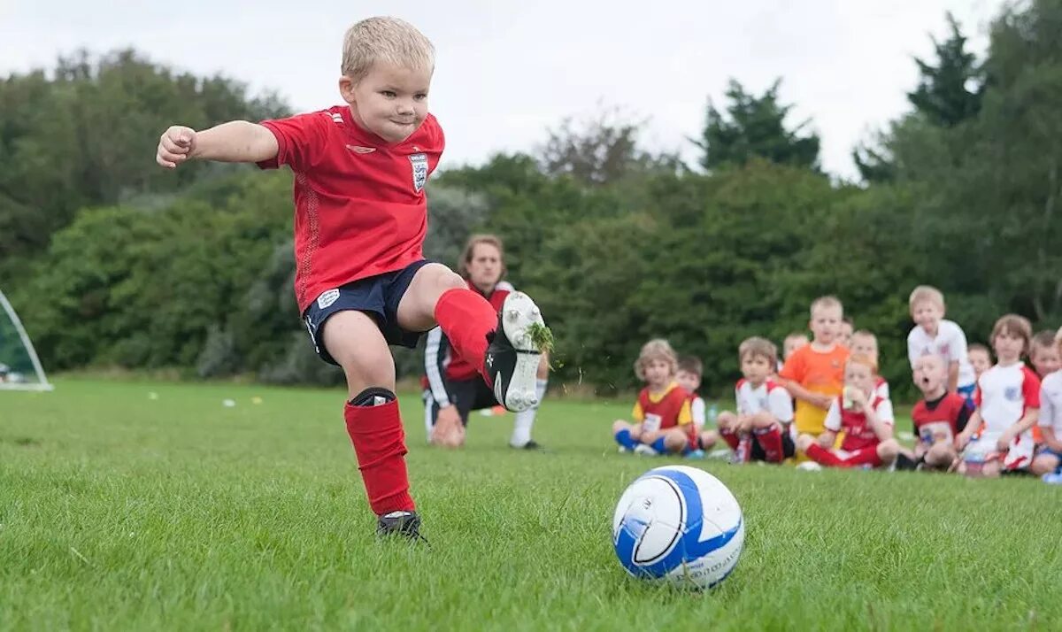 Спорт для ребенка 3. Футбол дети. Детский спорт. Дети футболисты. Дети играющие в футбол.