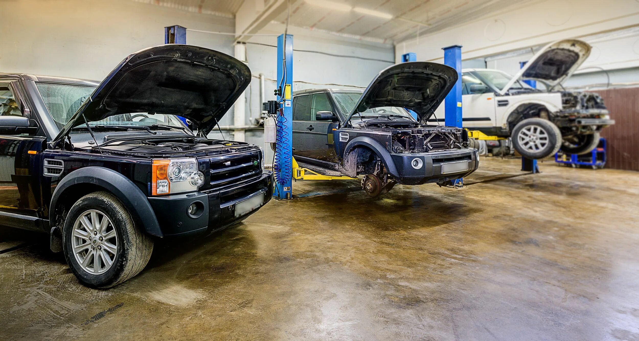 Ремонт discovery. Ремонт discovery. Рендж ровер на подъемнике. Снятие кузова дискавери 3. Ремонт ленд ровер.