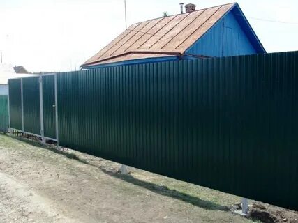 Забор из профнастила с планкой сверху