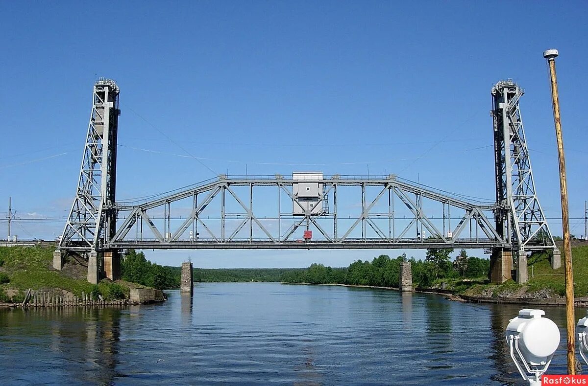 Мост через свирь в лодейном. Мост через реку свирь в подпорожье. Лодейнопольский автомобильно-железнодорожный мост. Мост через свирь в подпорожье. Мост через свирь в лодейном.