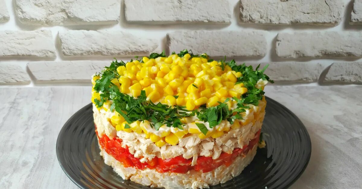 Слоеный салат с кукурузой и рыбой. Слоёный салат с крабовыми палочками и кукурузой. Салаты на праздничный стол простые. Салат слоёный печёнкин. Салат печеночный слоеный.