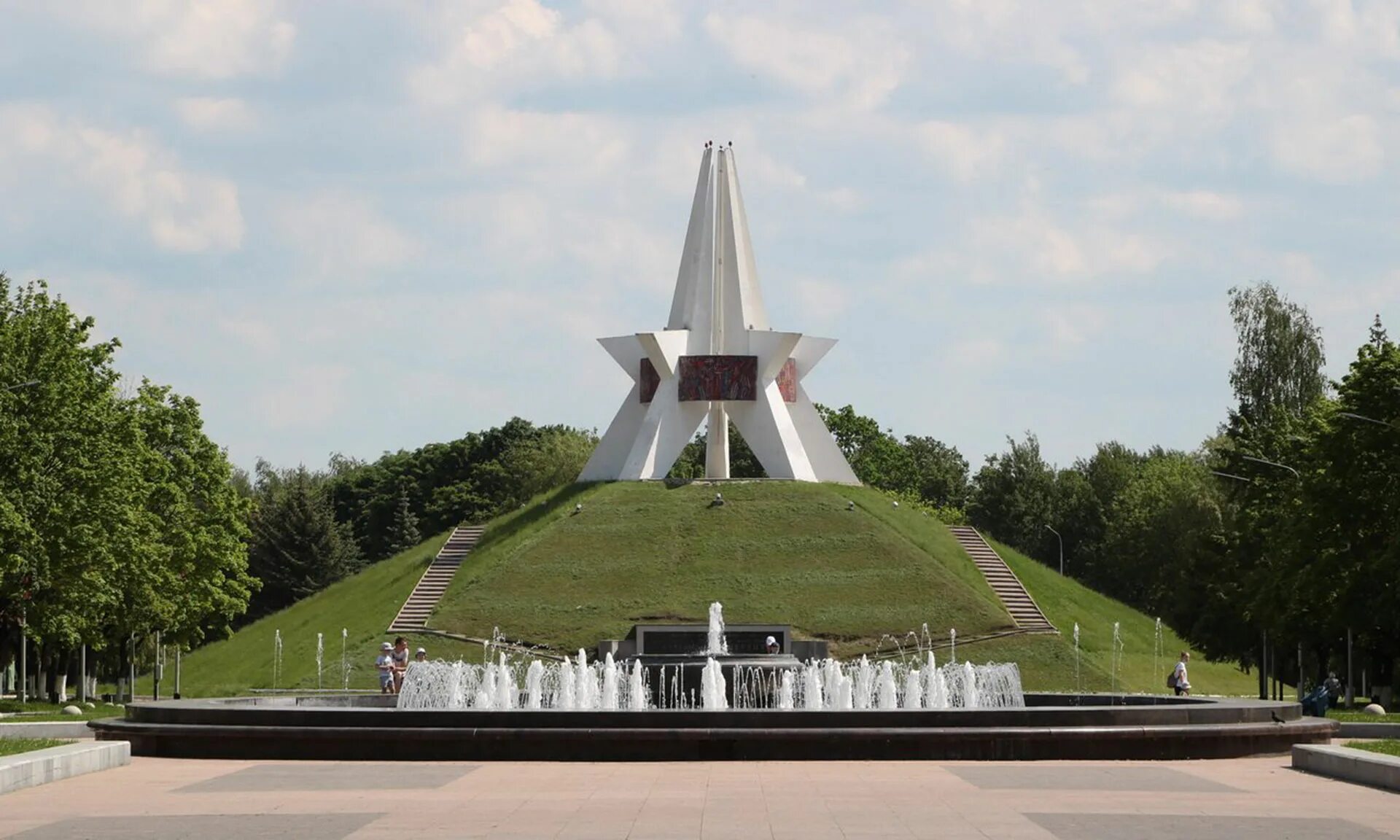 Город брянской. Курган бессмертия Брянск. Памятник Курган бессмертия в Брянске. Брянск 2020 Курган бессмертия Брянск. Курган бессмертия Брянск парк.