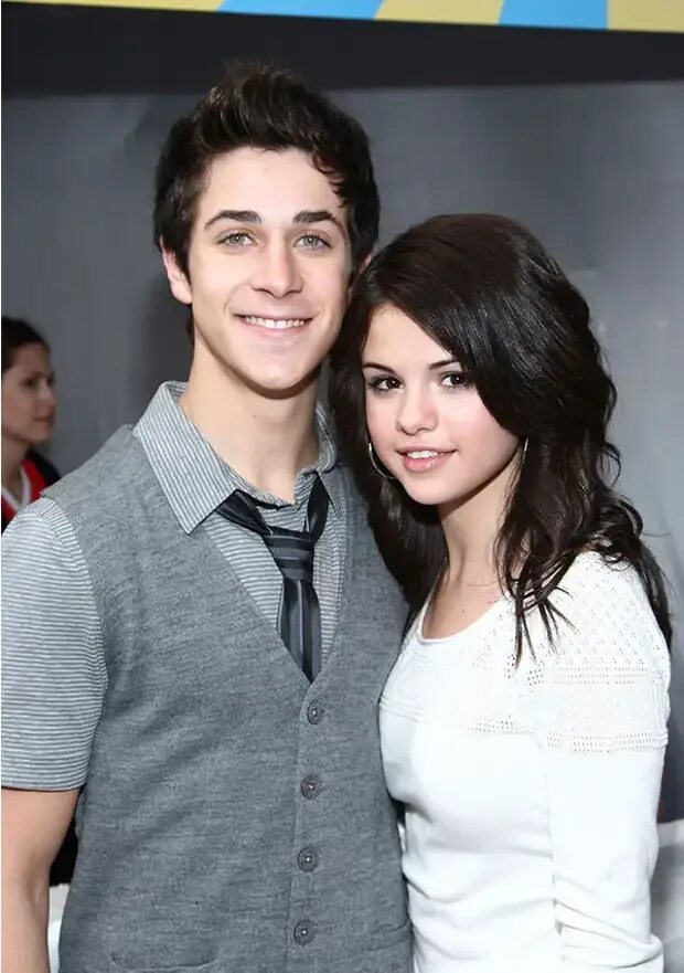 Встречается с селеной. Selena Gomez and David Henrie.