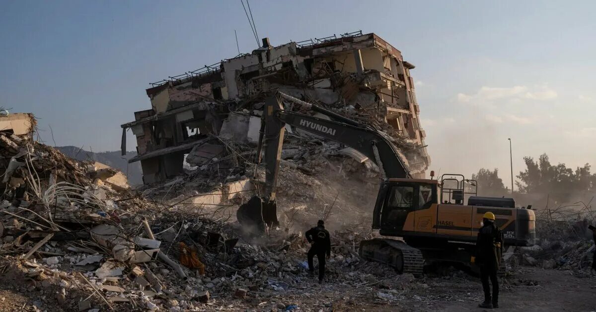 Землетрясение в Турции 2023. Землетрясение спастись. Фотографии землетрясения. Ущерб Турции от землетрясения.