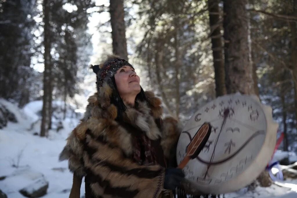 шаман габышев с бубном. алтайцы шаманизм.