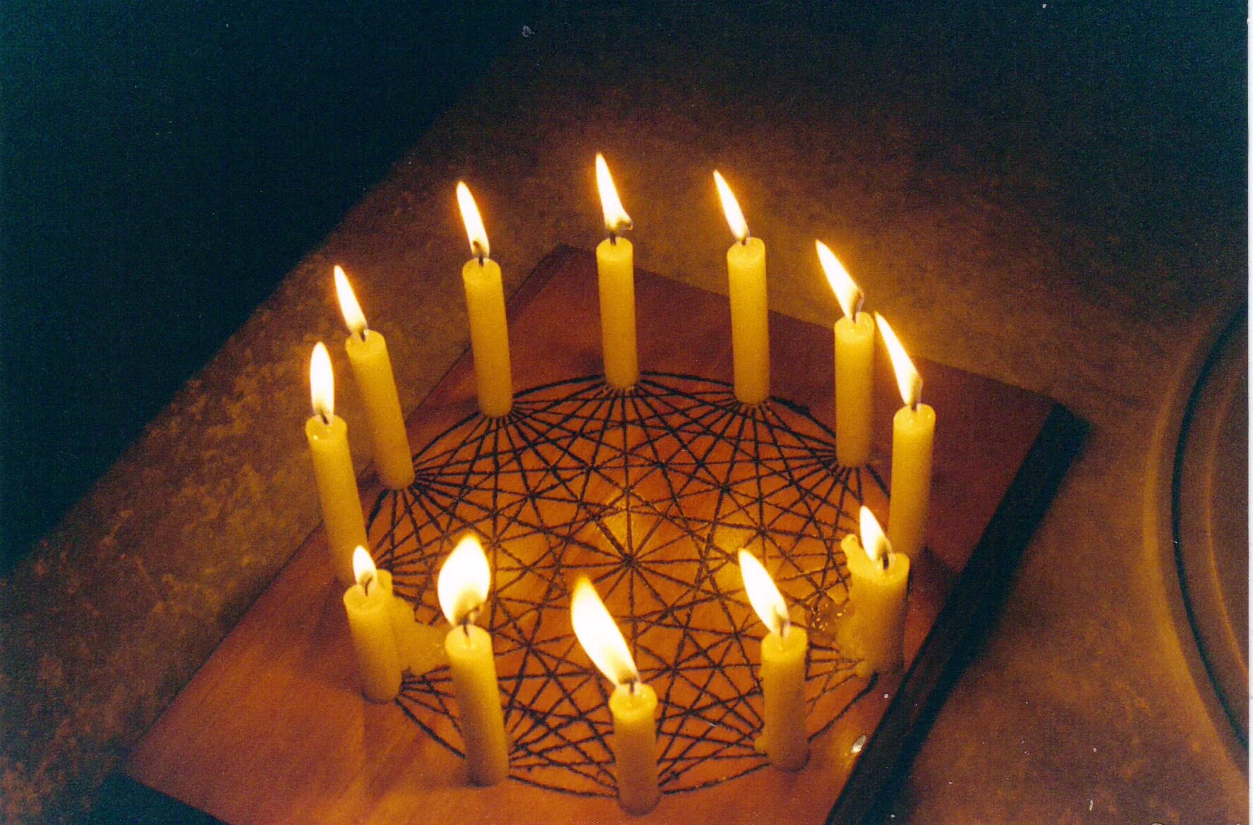молитвенная свеча. семь свечей горящих. свеча в темноте. четыре свечи. огарок свечи.