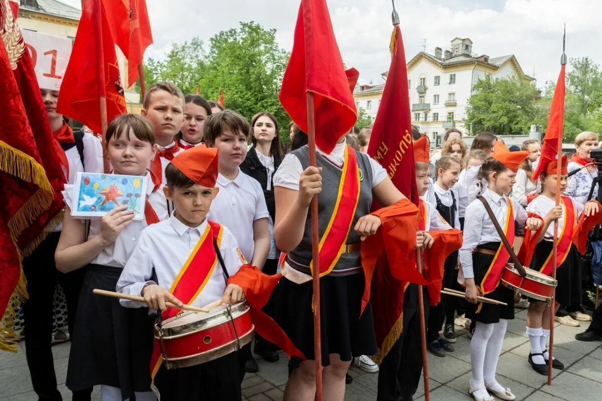 Пионерская организация. Знамя Пионерской организации. Пионеры с праздником. День пионерии.