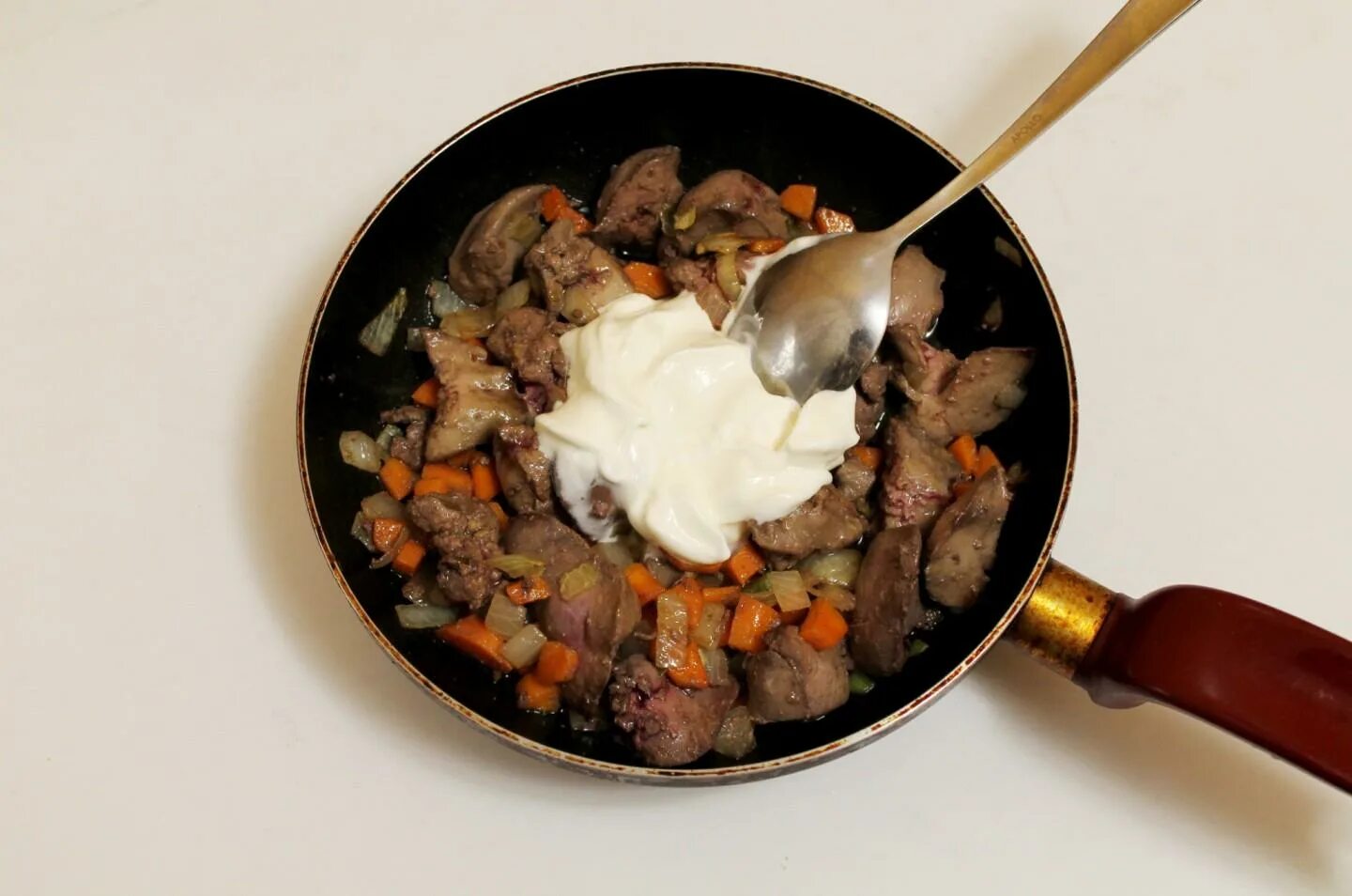 Печень на сковороде со сметаной и луком. Печень куриная в сметане с луком на сковороде и морковью