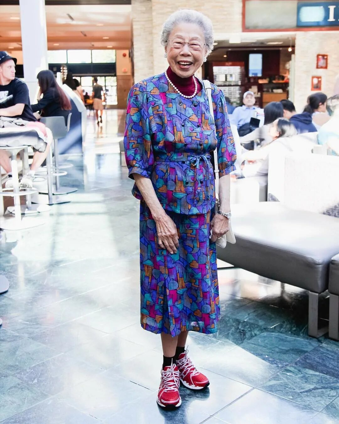 Старые бабушки 80 лет. Бабушка в платье. Летние платья для бабушек. Платье для бабушки 80 лет. Старуха в платье.