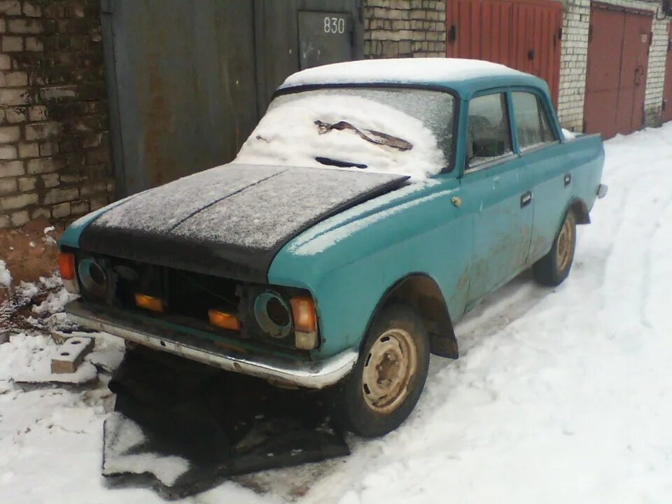 Москвич 412 1979 года. Старый москвич в гараже. Izh garage ижевск. Иж 27151 горчичный. Иж в гараже.