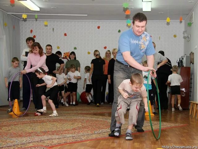 Эстафета с детьми и родителями в детском саду. Спортивные соревнования с родителями в детском саду. Спортивные соревнования с папами в ДОУ. Веселые эстафеты с родителями в детском саду.