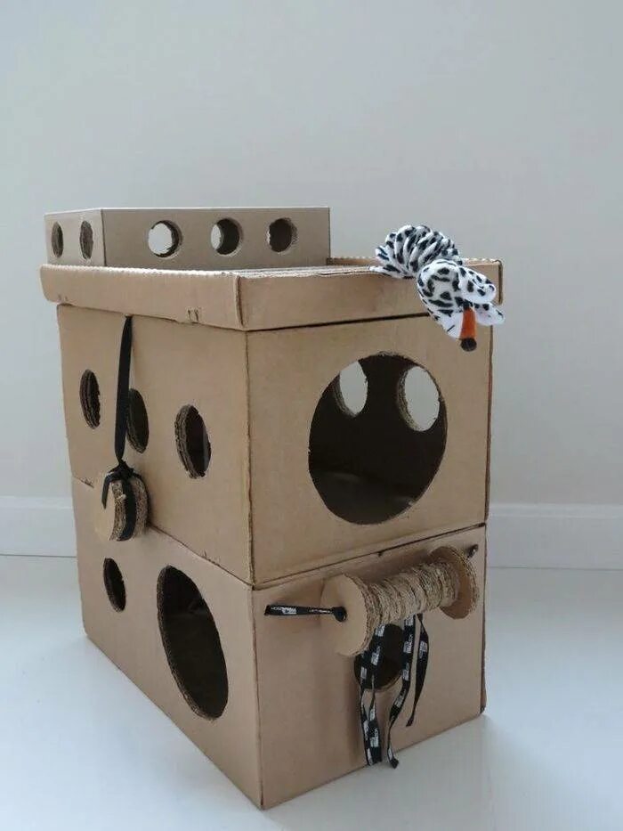 Сделать кота из коробки. Кошкин дом из коробки картонной. Картонный домик для кошки. Домик для кошки из коробок. Домик для кошки из картонной коробки.