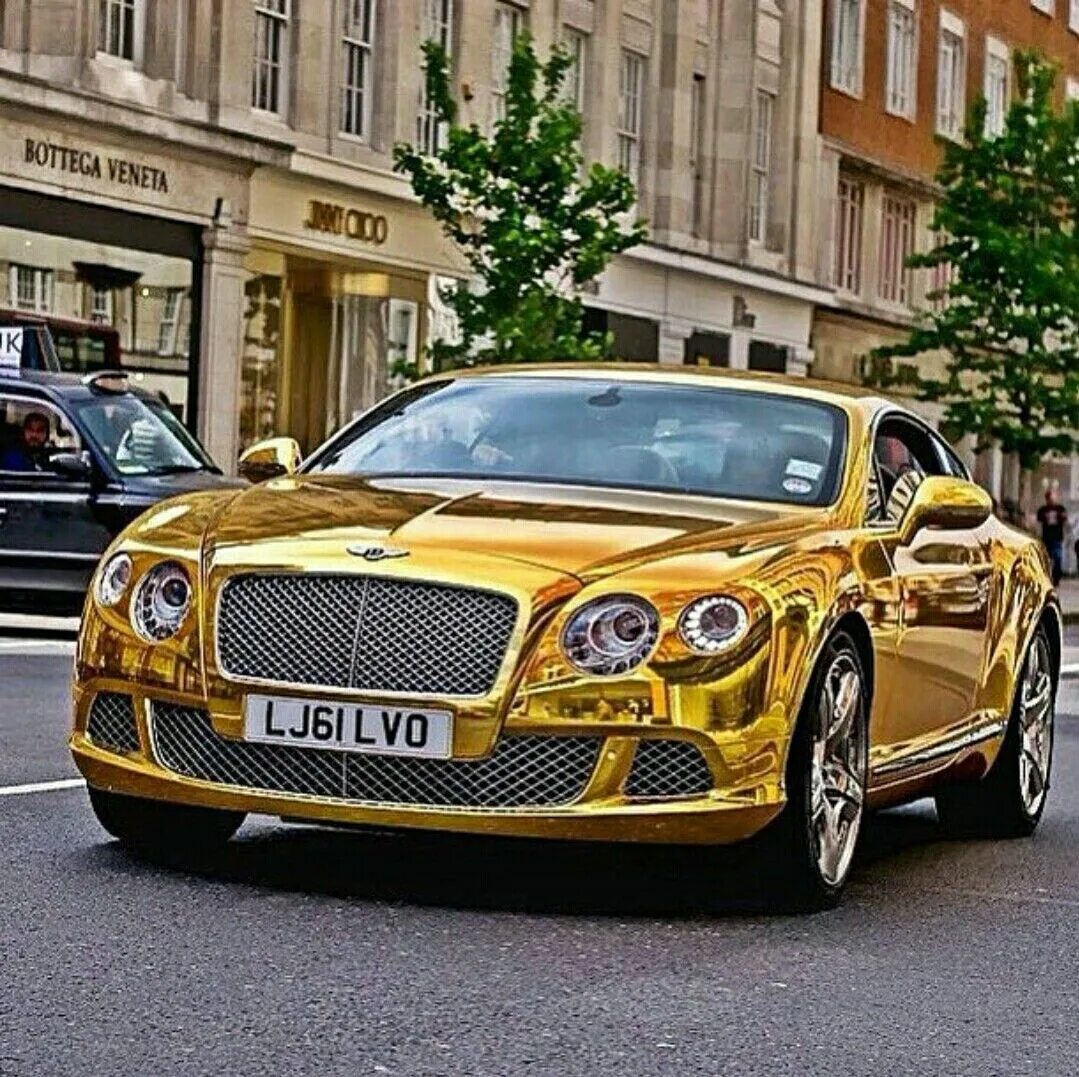 Gold car. Бентли Континенталь золотой. Бентли Континенталь gt золотой. Bentley Bentayga Золотая. Bentley Continental gt золотой.