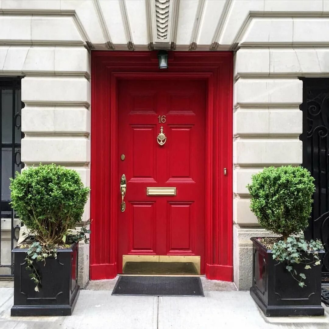 Входная дверь. Входная дверь в дом. Красная дверь. Красная входная дверь в дом.