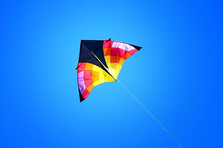 Воздушный змей в небе. The Kite. Воздушный змей арт. Голубое небо с воздушным змеем.