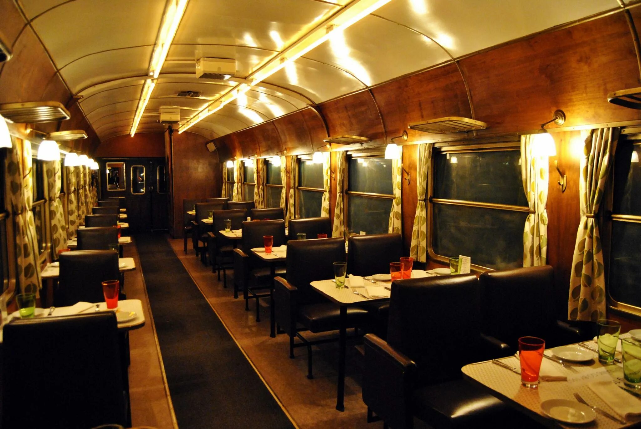 Dining car. Вагон ресторан. Вагон-ресторан в поезде. Egon restoran. Кафе в вагоне поезда.