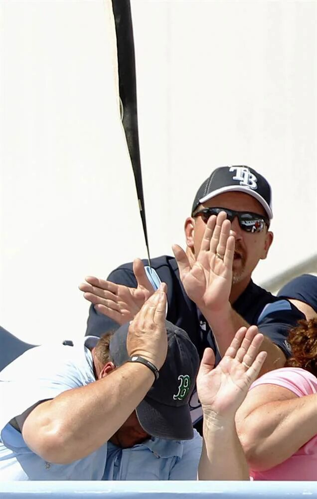 Лети бит. Прикол люди на трибунах. Итзыл летал бит. Бита летит в болельщиков. Бита для бейсбола.