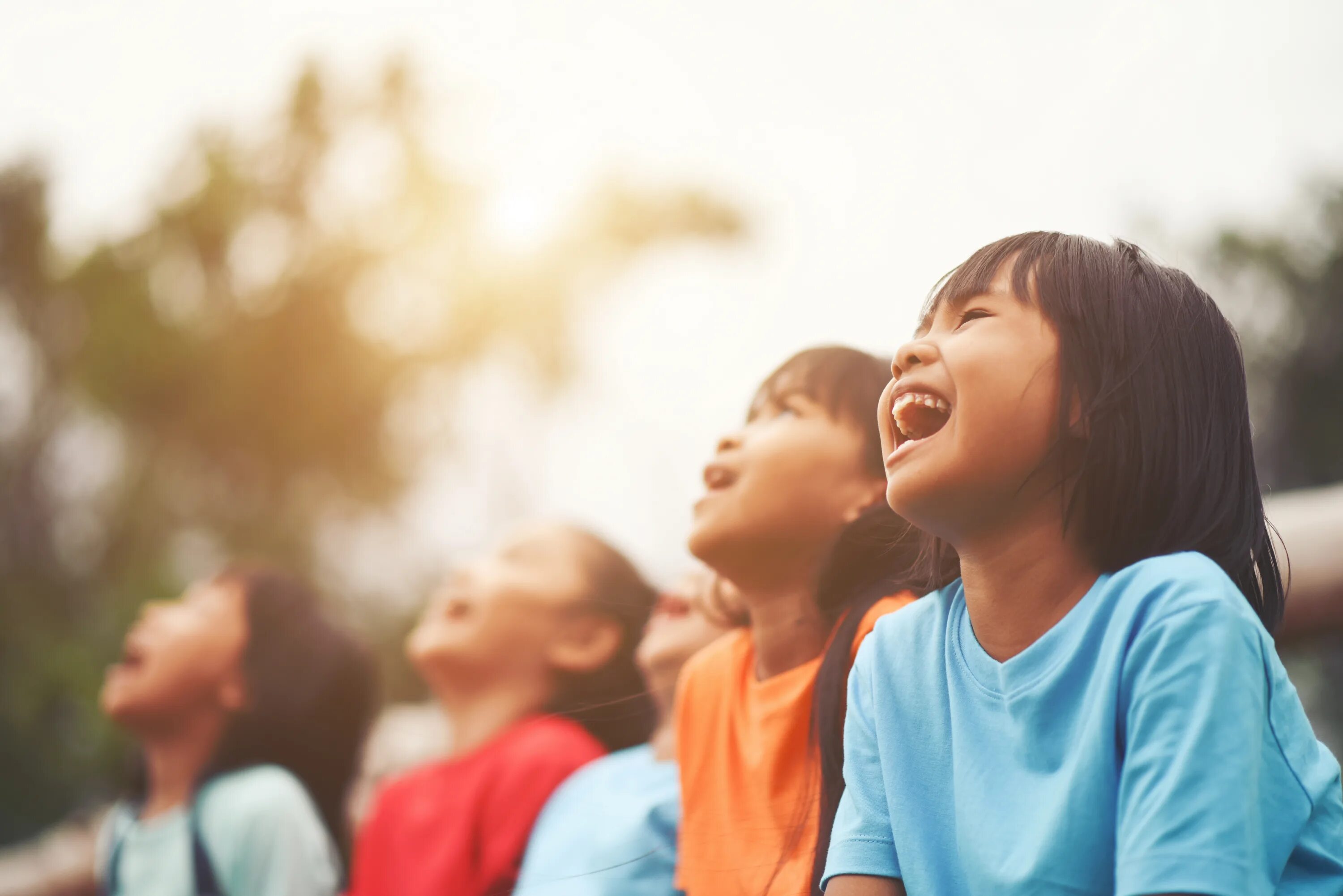 Children laughing. Дети смеются. Дети смеются фото. Дошкольники смеются. Дети подростки смеются.