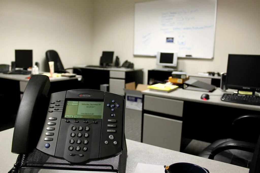 Нужен телефон офиса. Телефония в офисе. Стационарный телефон офисный. Телефон в офисе. Офисный телефон на столе.