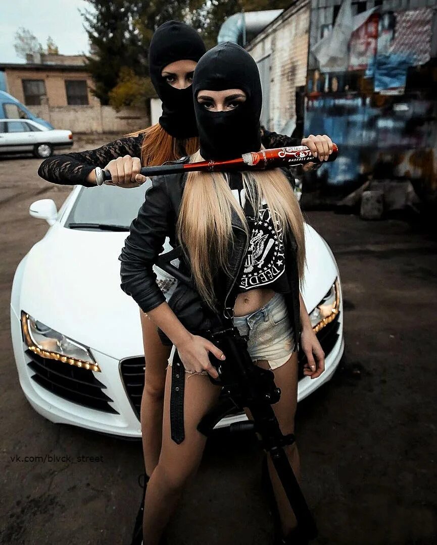 Девушка с битой. Девушка с бесбол нлй битлй. Девушки с битами. Фотосессия с битой для девушек. Женщина с дубинкой.