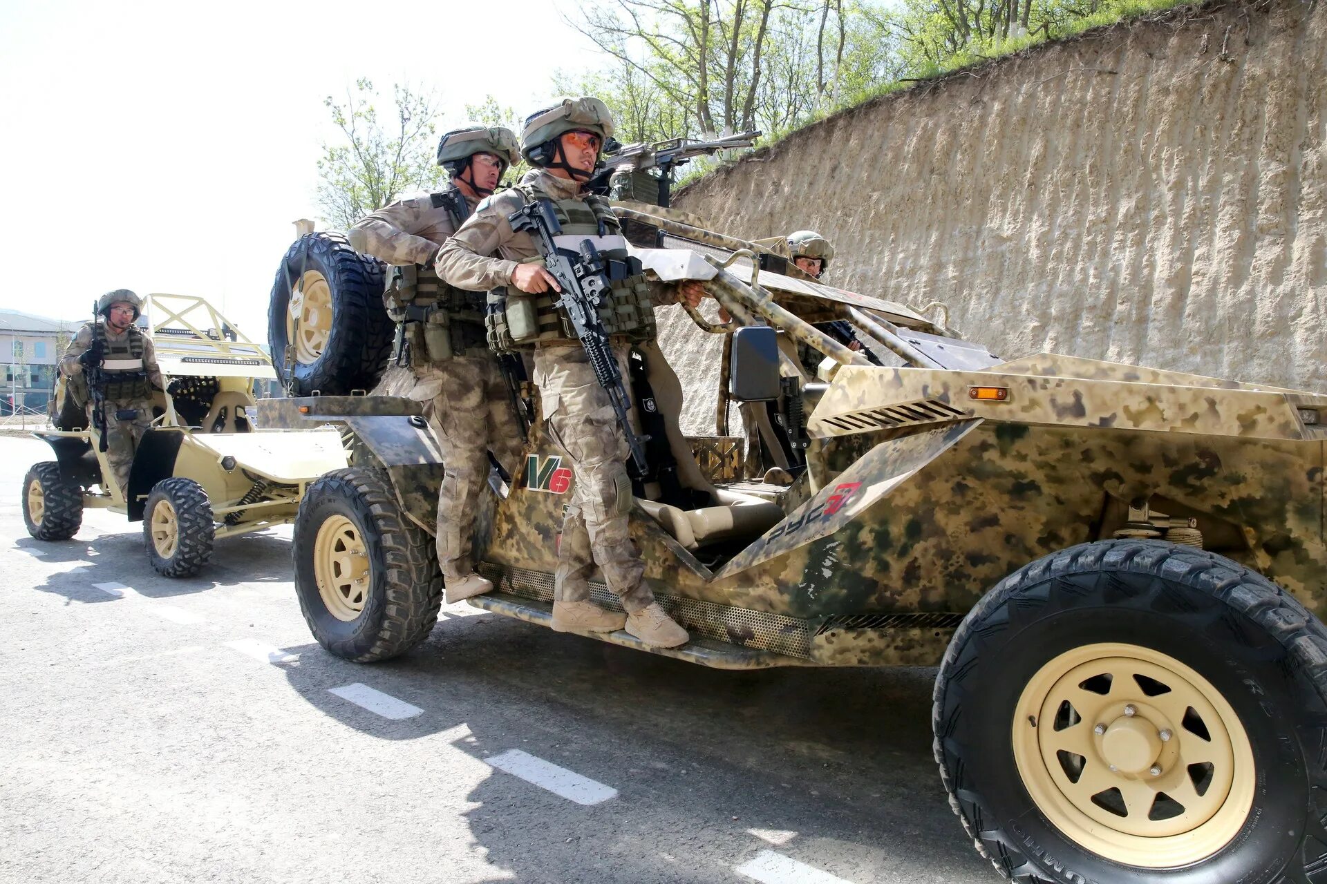 Джихад машина. Военный автомобиль. Джихад автомобиль. Чеченский военный автомобиль.