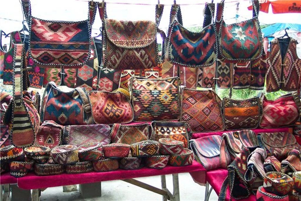 Что купить в баку. Вернисаж Ереван сумки. Ереван Вернисаж рынок сумки. Армения Вернисаж ярмарка. Вернисаж сумки в Армении.