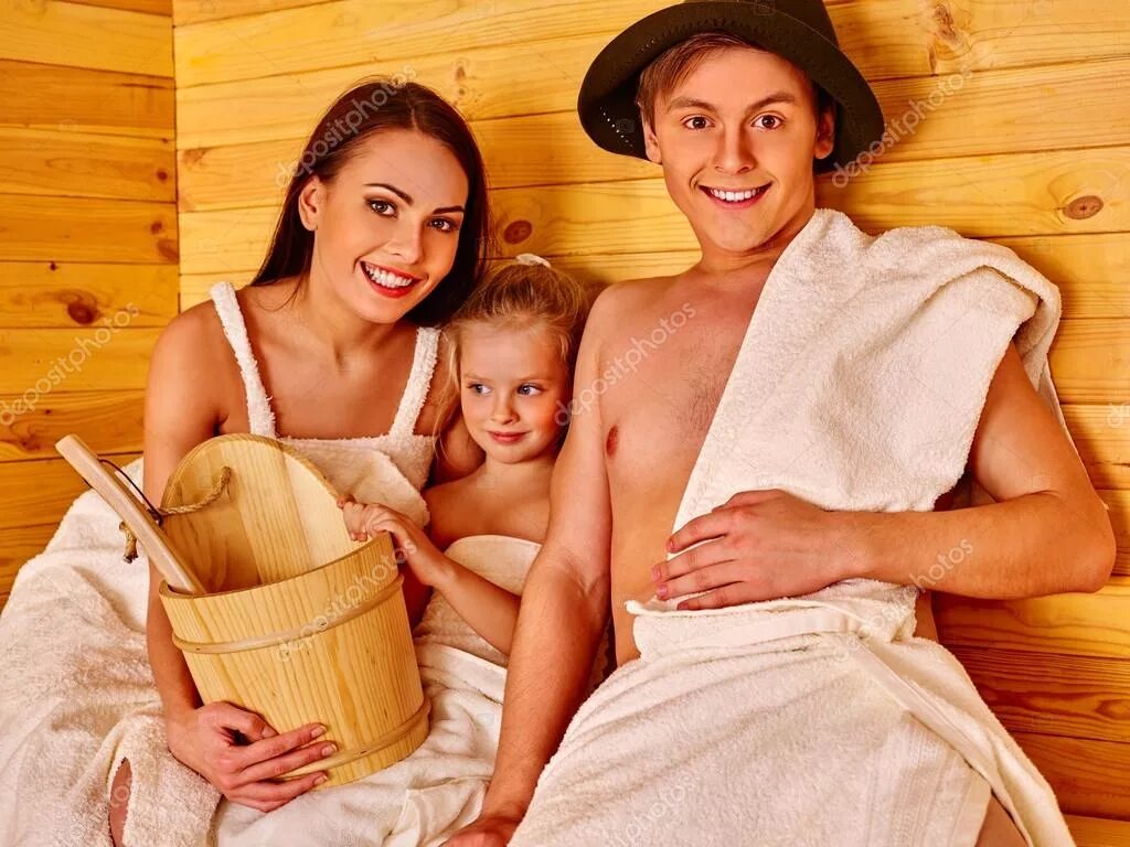 Поход в баню семьями. Семейная фотосессия в бане. Семья в бане. Финская сауна дети. В баню всей семьей форум.